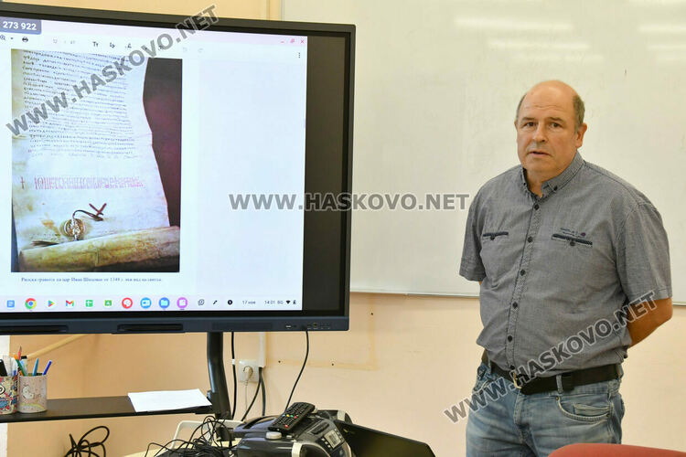 Доц. Иван Илиев изнесе лекция в Езиковата гимназия за развитието и значението на книгата през Средновековието