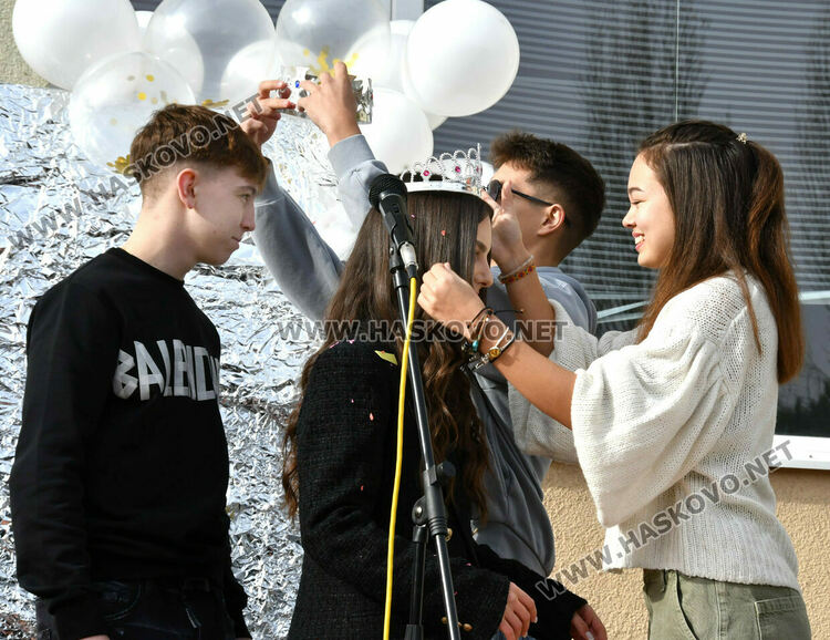 Мартин Бъчваров и Хелена Стойкова са новите принц и принцеса на Езиковата гимназия