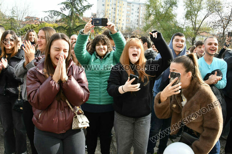 Мартин Бъчваров и Хелена Стойкова са новите принц и принцеса на Езиковата гимназия