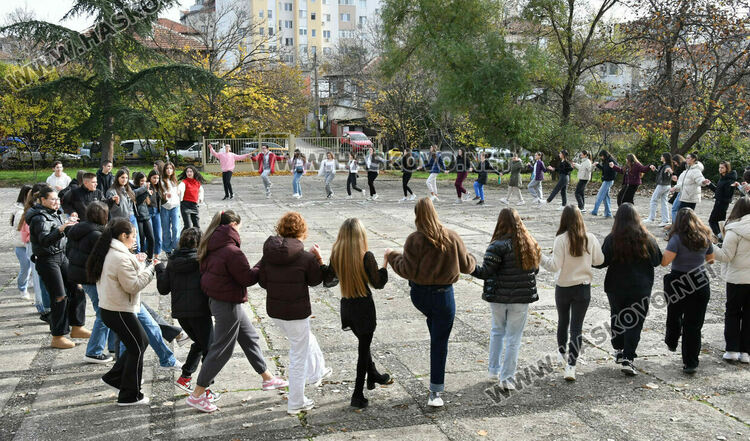 Мартин Бъчваров и Хелена Стойкова са новите принц и принцеса на Езиковата гимназия