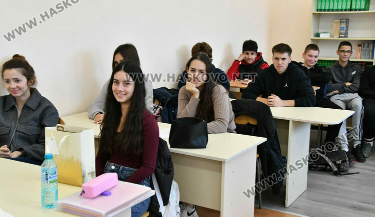 Доц. Иван Илиев изнесе лекция в Езиковата гимназия за развитието и значението на книгата през Средновековието