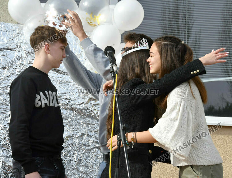 Мартин Бъчваров и Хелена Стойкова са новите принц и принцеса на Езиковата гимназия