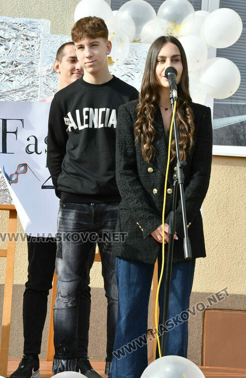 Мартин Бъчваров и Хелена Стойкова са новите принц и принцеса на Езиковата гимназия