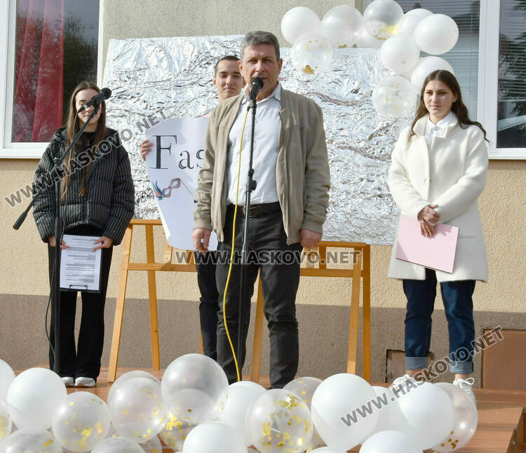 Мартин Бъчваров и Хелена Стойкова са новите принц и принцеса на Езиковата гимназия