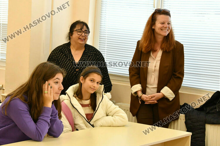 Доц. Иван Илиев изнесе лекция в Езиковата гимназия за развитието и значението на книгата през Средновековието