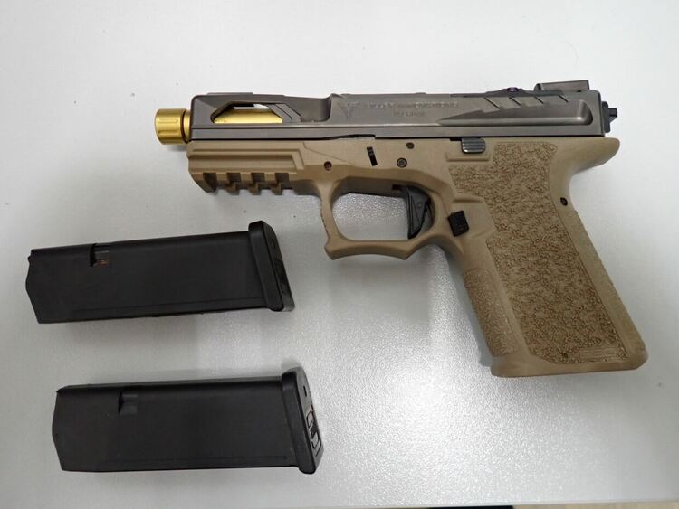 Задържаха 25-годишен с незаконни оръжия и боеприпаси, скрит в тайник на автобус