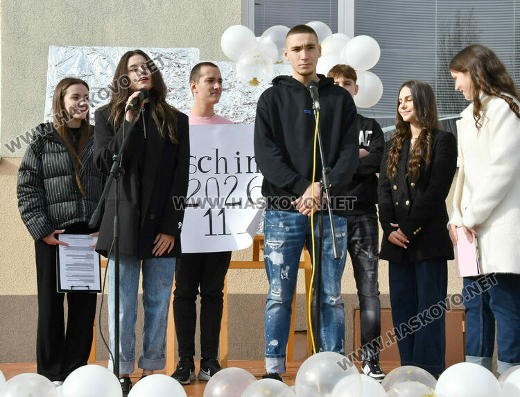 Мартин Бъчваров и Хелена Стойкова са новите принц и принцеса на Езиковата гимназия