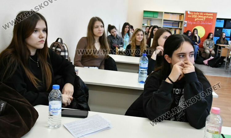 Доц. Иван Илиев изнесе лекция в Езиковата гимназия за развитието и значението на книгата през Средновековието