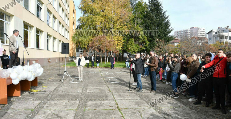 Мартин Бъчваров и Хелена Стойкова са новите принц и принцеса на Езиковата гимназия