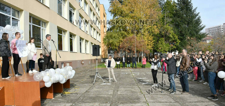 Мартин Бъчваров и Хелена Стойкова са новите принц и принцеса на Езиковата гимназия