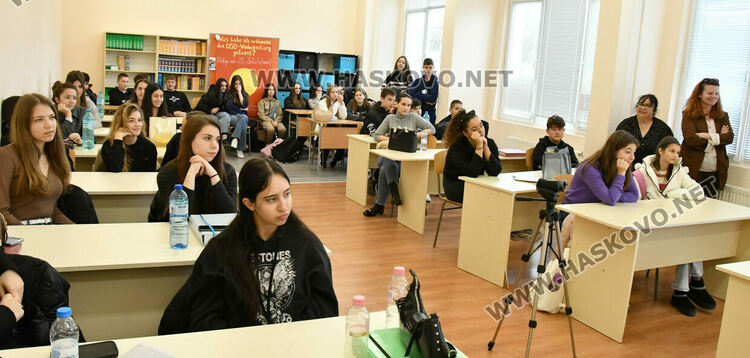 Доц. Иван Илиев изнесе лекция в Езиковата гимназия за развитието и значението на книгата през Средновековието