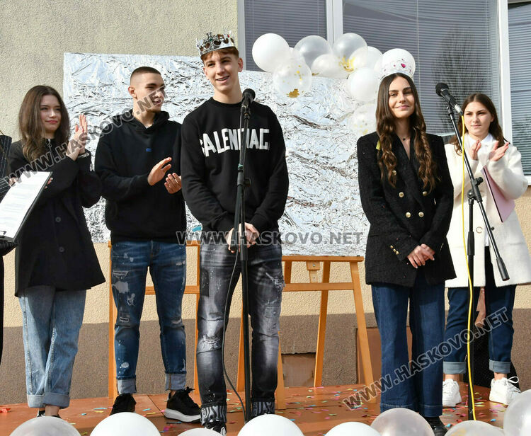 Мартин Бъчваров и Хелена Стойкова са новите принц и принцеса на Езиковата гимназия