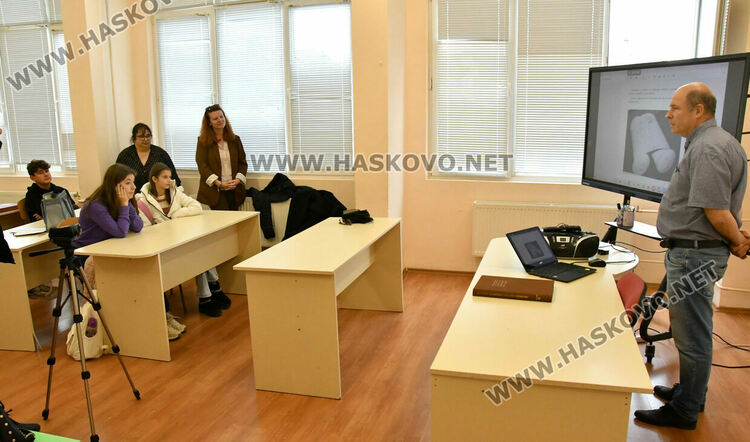 Доц. Иван Илиев изнесе лекция в Езиковата гимназия за развитието и значението на книгата през Средновековието
