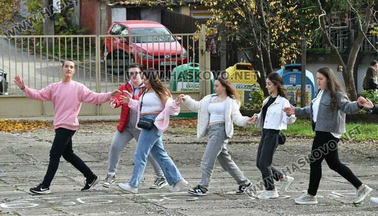 Мартин Бъчваров и Хелена Стойкова са новите принц и принцеса на Езиковата гимназия