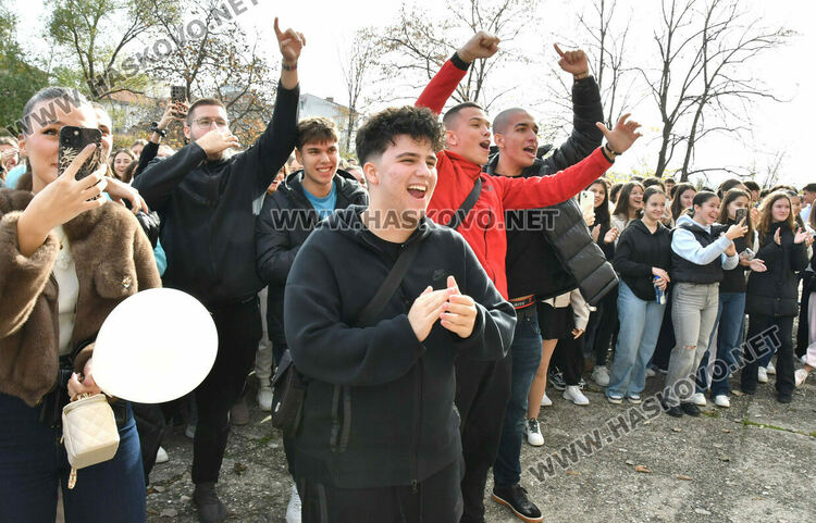 Мартин Бъчваров и Хелена Стойкова са новите принц и принцеса на Езиковата гимназия