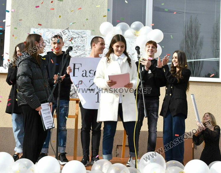 Мартин Бъчваров и Хелена Стойкова са новите принц и принцеса на Езиковата гимназия