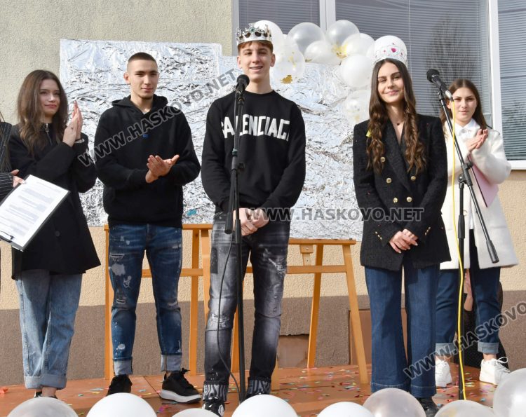 Мартин Бъчваров и Хелена Стойкова са новите принц и принцеса на Езиковата гимназия