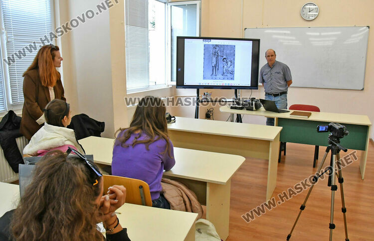 Доц. Иван Илиев изнесе лекция в Езиковата гимназия за развитието и значението на книгата през Средновековието