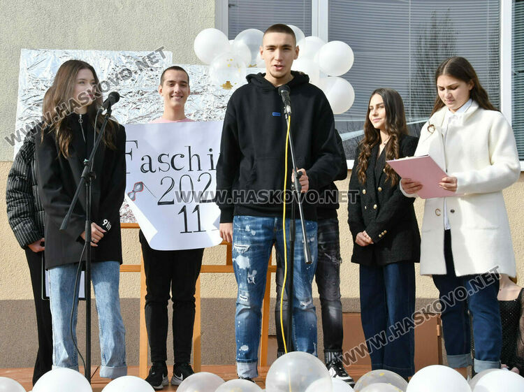 Мартин Бъчваров и Хелена Стойкова са новите принц и принцеса на Езиковата гимназия