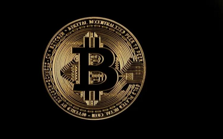 Цената на биткойна се срина под 90 000 долара