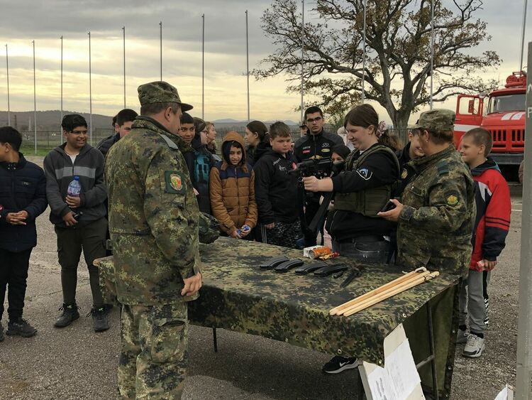 Деца разгледаха българско и турско военно оборудване и въоръжение