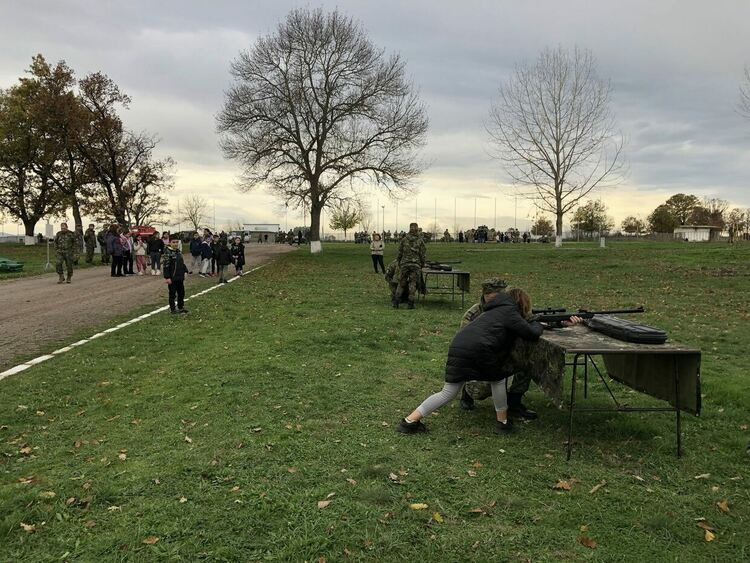 Деца разгледаха българско и турско военно оборудване и въоръжение