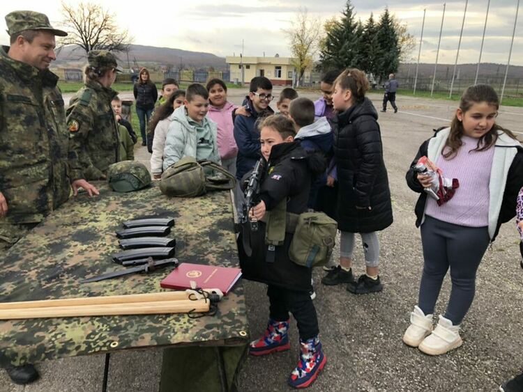 Деца разгледаха българско и турско военно оборудване и въоръжение