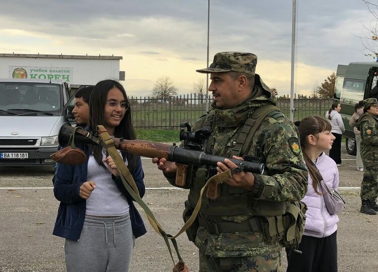 Деца разгледаха българско и турско военно оборудване и въоръжение
