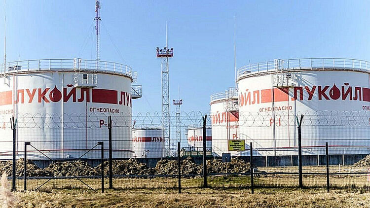 Хюстън се включва в надпреварата: „Шеврон“ атакува международните активи на „Лукойл“