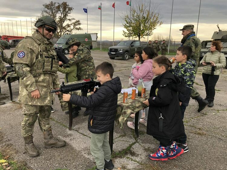 Деца разгледаха българско и турско военно оборудване и въоръжение