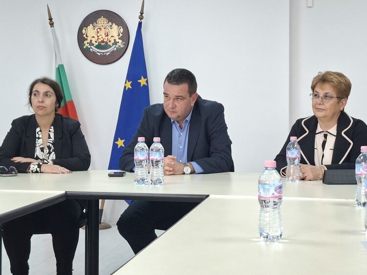 Набелязаха мерки срещу незаконните сметища при областния управител