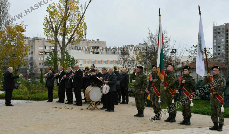 Хасково почете Празника на Сухопътните войски с тържествен ритуал пред паметника на Десети Родопски полк 