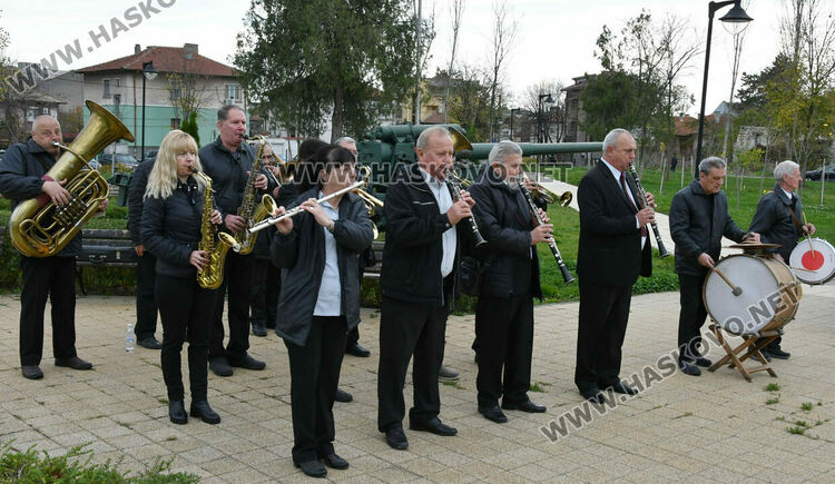 Хасково почете Празника на Сухопътните войски с тържествен ритуал пред паметника на Десети Родопски полк 