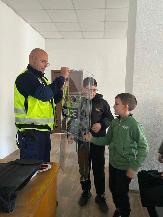 Ученици от ОУ „Никола Йонков Вапцаров“ – Мадан се запознаха отблизо с работата на местната полиция