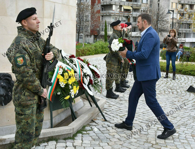 Хасково почете Празника на Сухопътните войски с тържествен ритуал пред паметника на Десети Родопски полк 