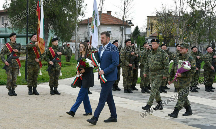 Хасково почете Празника на Сухопътните войски с тържествен ритуал пред паметника на Десети Родопски полк 