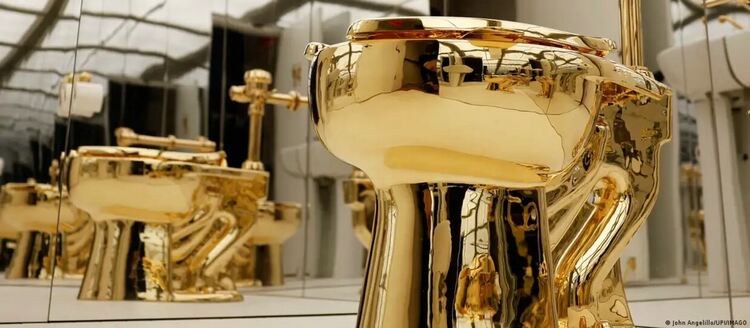 Най-скъпата тоалетна в историята? Тоалетна от чисто злато на художника Маурицио Кателан