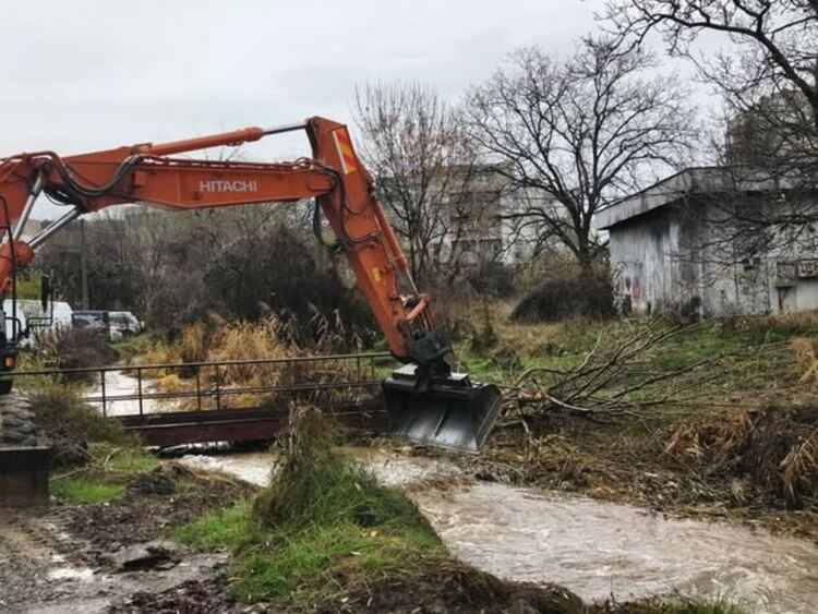 Аварийно-спасителният отряд на Община Перник отстрани локални проблеми