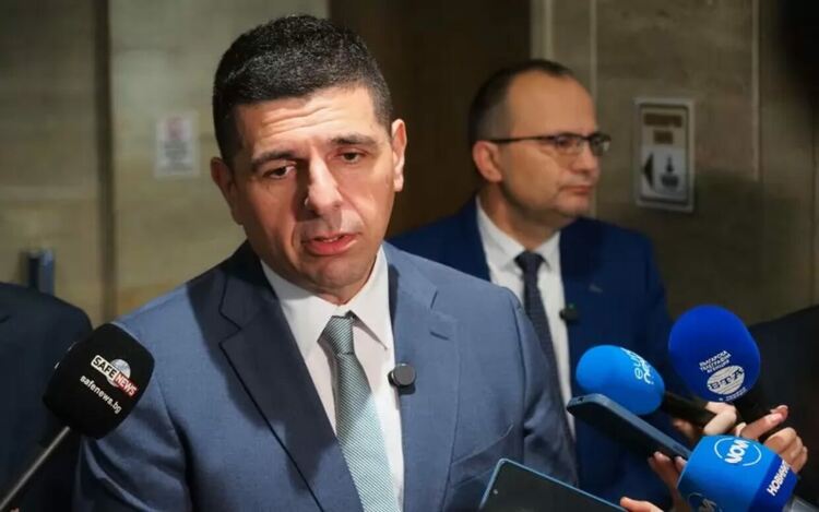 Догодина търговците ще имат известно напрежение от въвеждането на еврото, но държавата ги подлага на допълнителен тормоз, като иска извънредно да подменят софтуерите си, каза председателят на „Да, България“ Ивайло Мирчев. 