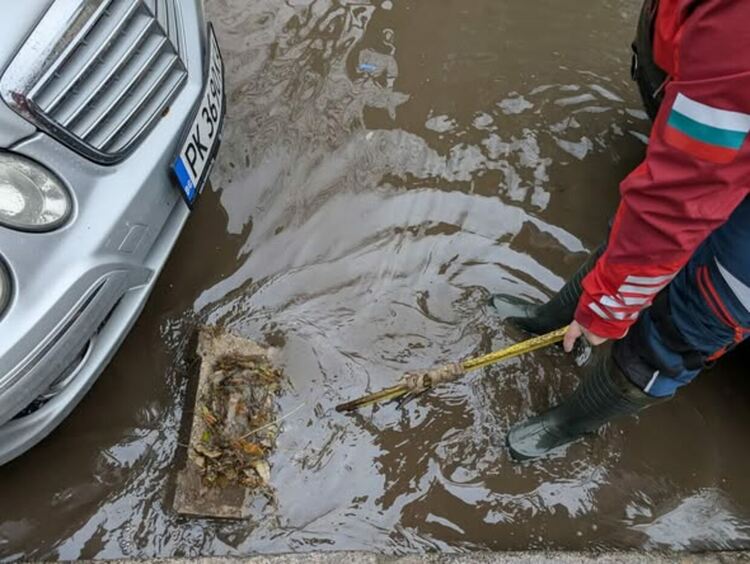 Аварийно-спасителният отряд на Община Перник отстрани локални проблеми