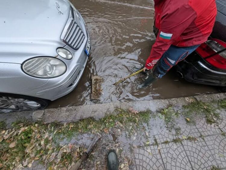 Аварийно-спасителният отряд на Община Перник отстрани локални проблеми