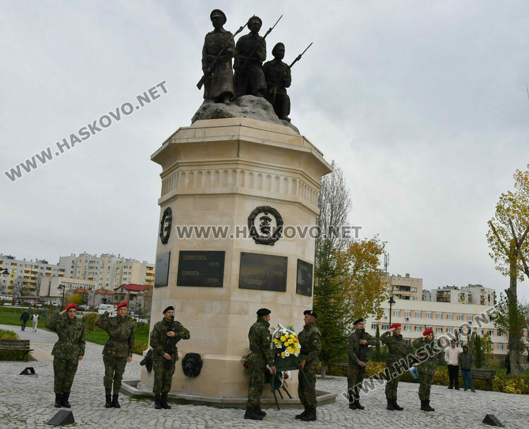Хасково почете Празника на Сухопътните войски с тържествен ритуал пред паметника на Десети Родопски полк 