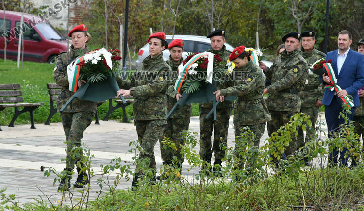 Хасково почете Празника на Сухопътните войски с тържествен ритуал пред паметника на Десети Родопски полк 