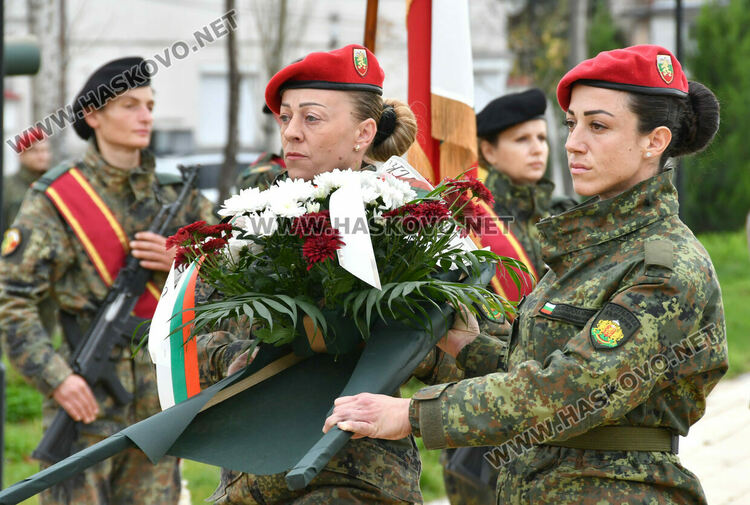 Хасково почете Празника на Сухопътните войски с тържествен ритуал пред паметника на Десети Родопски полк 
