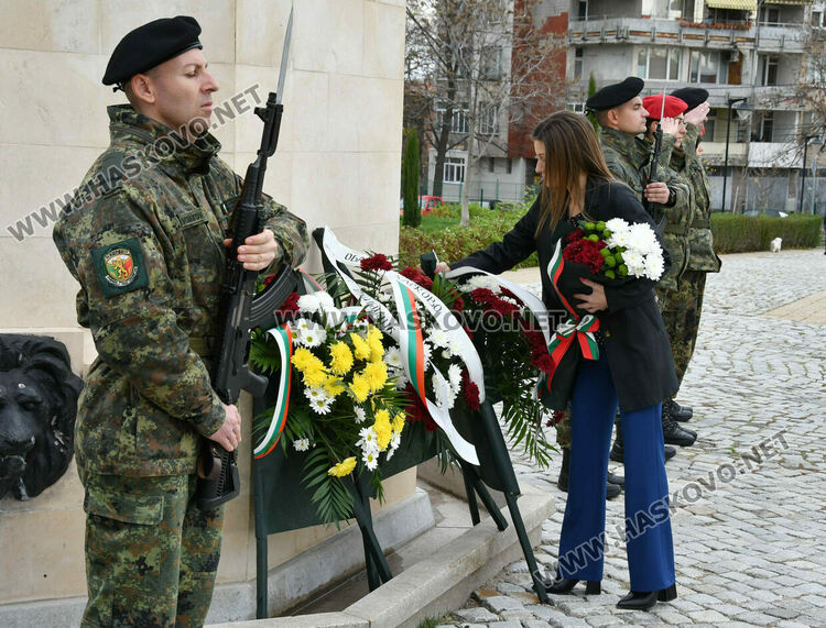 Хасково почете Празника на Сухопътните войски с тържествен ритуал пред паметника на Десети Родопски полк 