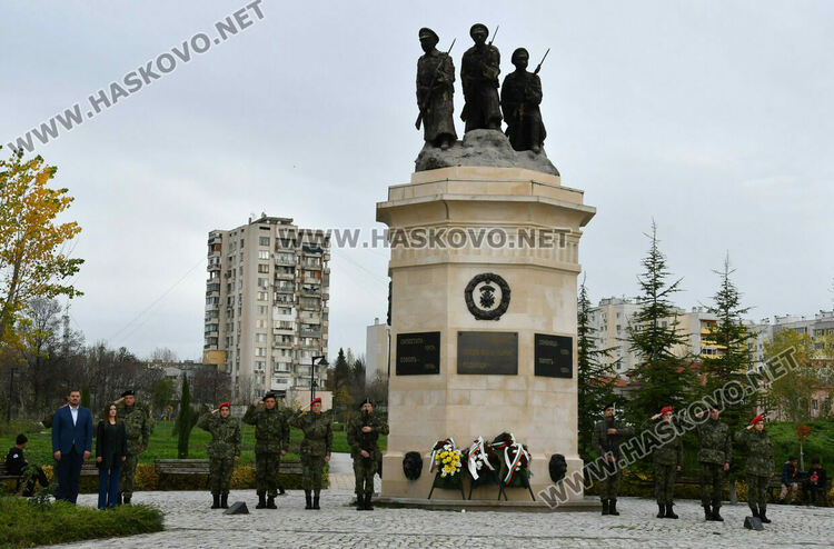 Хасково почете Празника на Сухопътните войски с тържествен ритуал пред паметника на Десети Родопски полк 