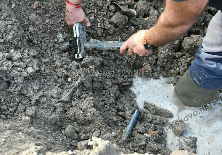 ВиК-Хасково прекъсва водата на длъжници в „Република“, „бедните“ искат помощ от държавата