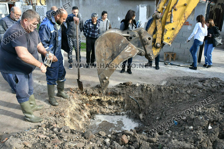ВиК-Хасково прекъсва водата на длъжници в „Република“, „бедните“ искат помощ от държавата