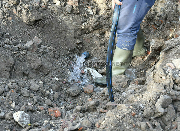 ВиК-Хасково прекъсва водата на длъжници в „Република“, „бедните“ искат помощ от държавата