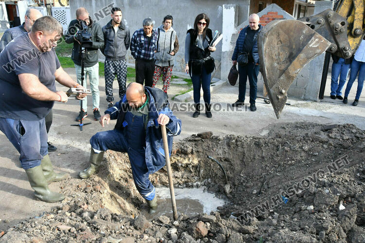 ВиК-Хасково прекъсва водата на длъжници в „Република“, „бедните“ искат помощ от държавата